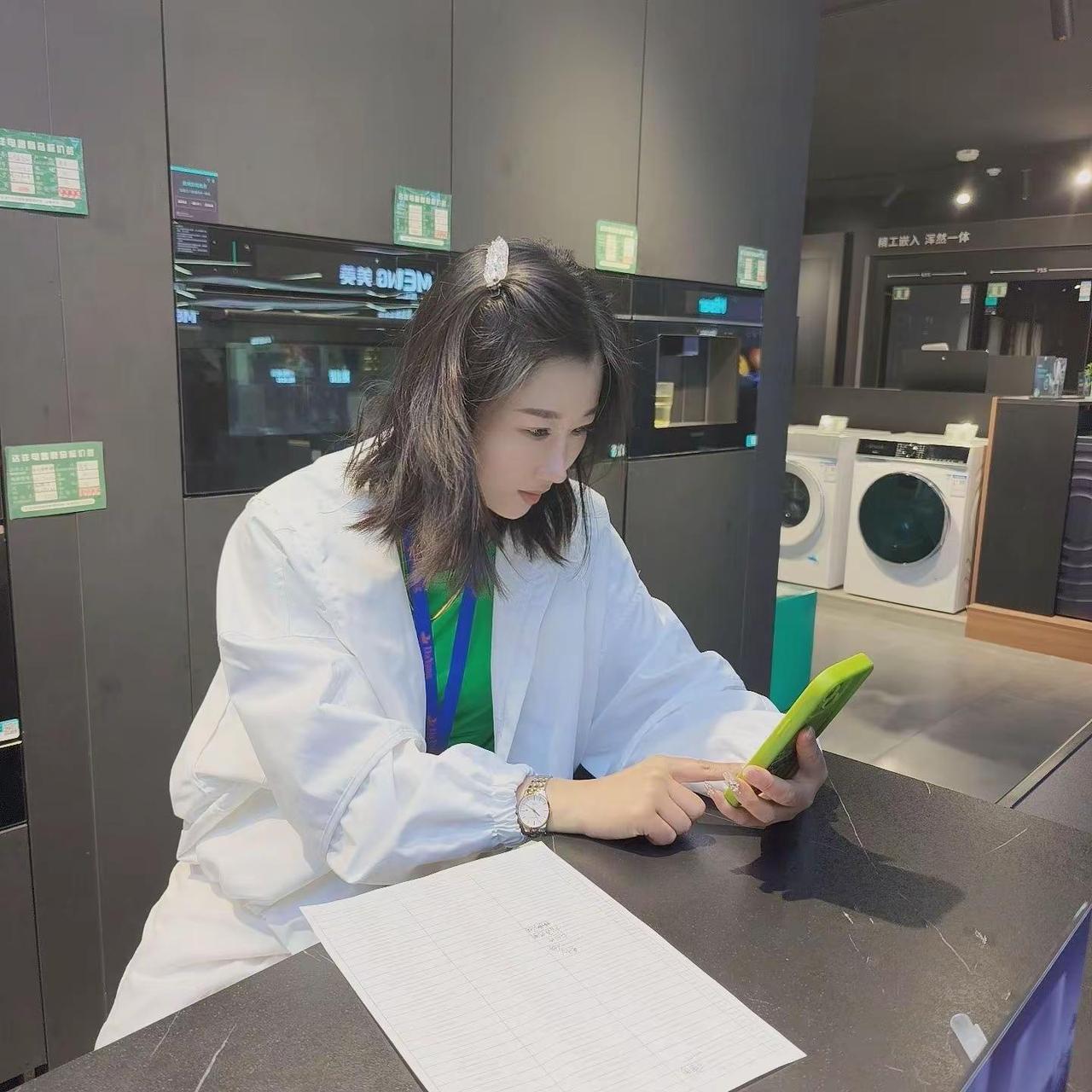 进退两难的境界，抬头有抬头纹，低头有法令纹，不笑运气差，一笑又脸大，难搞哦我的魅