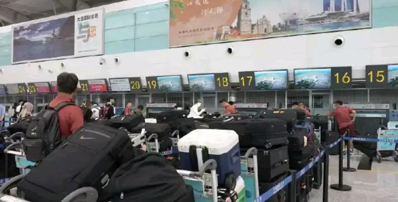清单来了，国足行李为啥多终于解密了！！
国足出国打比赛因为行李多被骂上了热搜，导