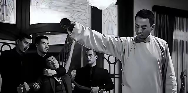 1936年夏天，蒋介石的外甥俞洛民在电梯里不小心踩了警察局长陆连奎小老婆的脚，结