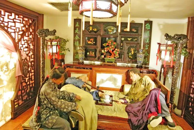 要说赖嬷嬷一家是不是贾府最成功的奴才，还真有点门道。赖嬷嬷在贾府地位颇高，连主子