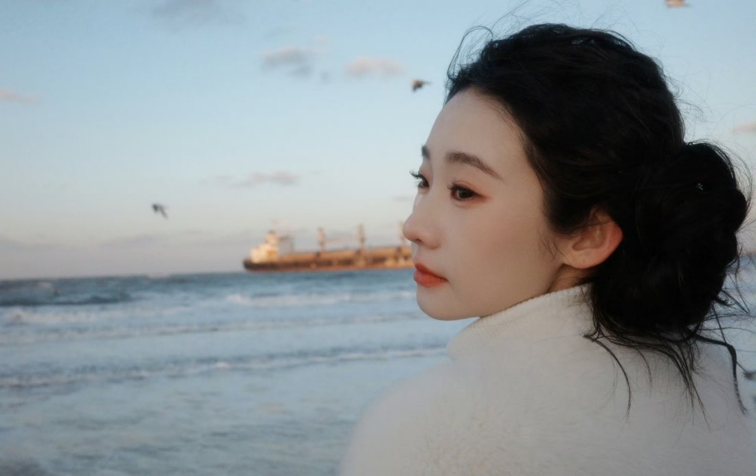 给张艺凡工作室每个人加鸡腿！风是不是特别大 凡凡强颜欢笑中