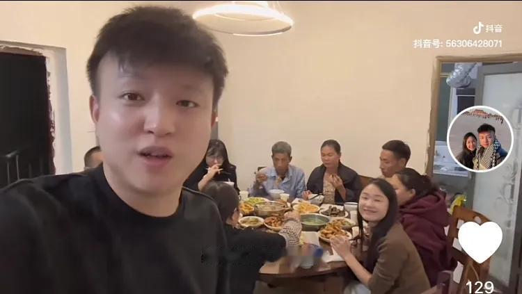 10月22日小松终于回到了巴中老家，虽然在越南带回来了礼物，但是老丈人还是跟秋秋