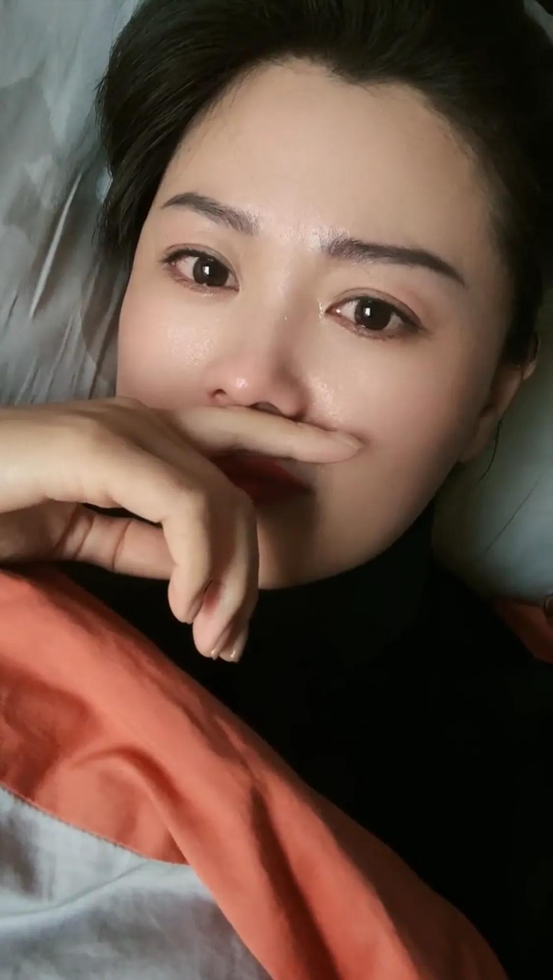 夜，又快熬过去了，看看窗外已微亮，心却一阵阵酸楚无法释怀，本想盼到天明就好啦，可