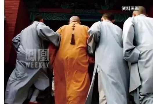 和尚出门不化斋，不义之财揽入怀；如今身陷囹圄内，千万身家抛云外；由此面壁常思过，