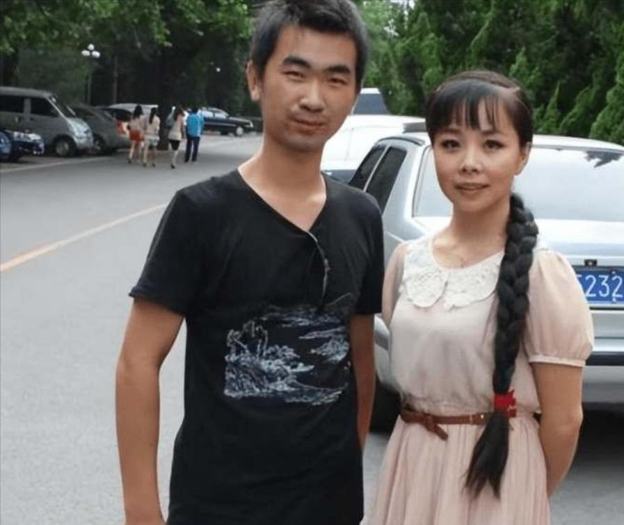 当年，王二妮出名后，男友李飞对她说“二妮，分手吧，咱俩不是同一世界的人了。”可王