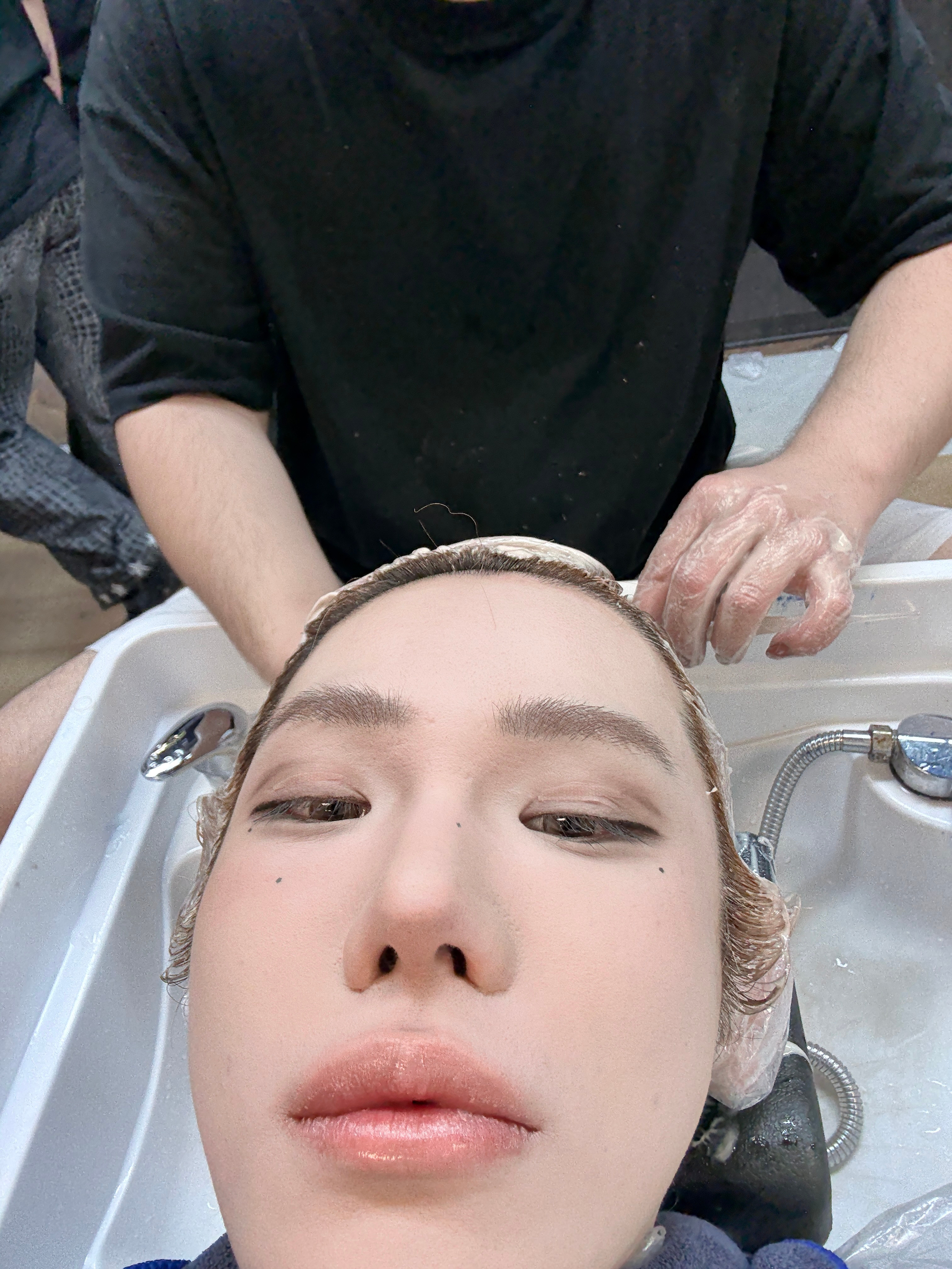 我今天染头又瞟了两次 我前段时间才漂了四次染了两次 我头发真的要死了 
