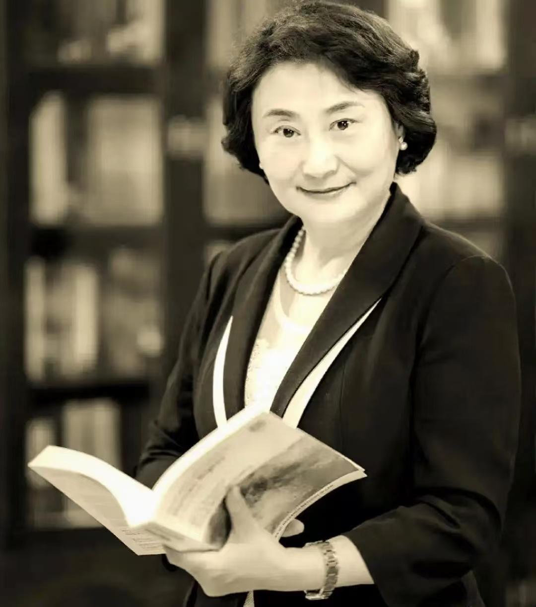 一位婚姻学者说：
“女人变老、憔悴、怨气重，
从来不是因为做家务、带孩子。而是