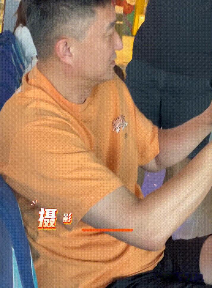 还是杜导会整活[嘻嘻]，不仅主动招呼球迷过来跟王洪泽合影，还化身摄影师亲自拍照，