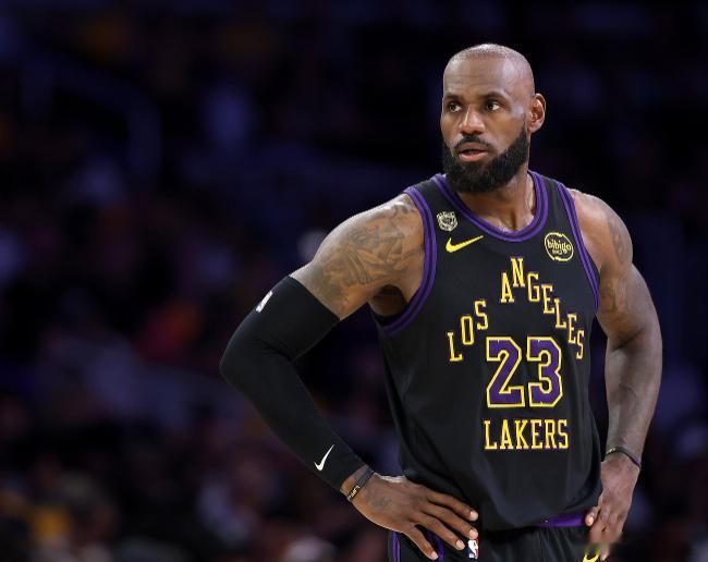 近日，ESPN名记Brain Windhorst在节目中谈到了詹姆斯下家的流言。