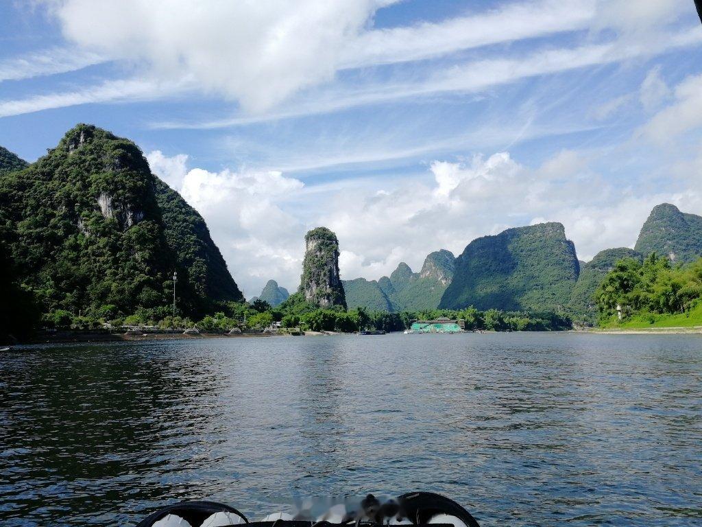 今天刚看完五哈的漓江，前几年还去过美是真的美桂林山水甲天下这话真不是吹的！但是现