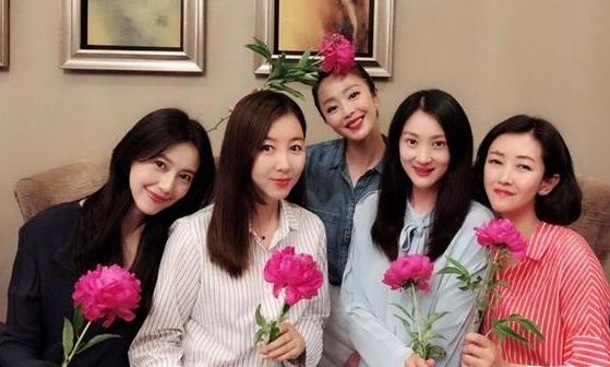 ''5朵金花''同框：
我认出了青丝如墨、云鬓花颜、仙姿卓然的高圆圆，发如绸缎、