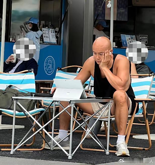 50岁乐嘉现身深圳海边度假，他穿着无袖上衣，露出一身小麦色皮肤，身材格外壮硕，男