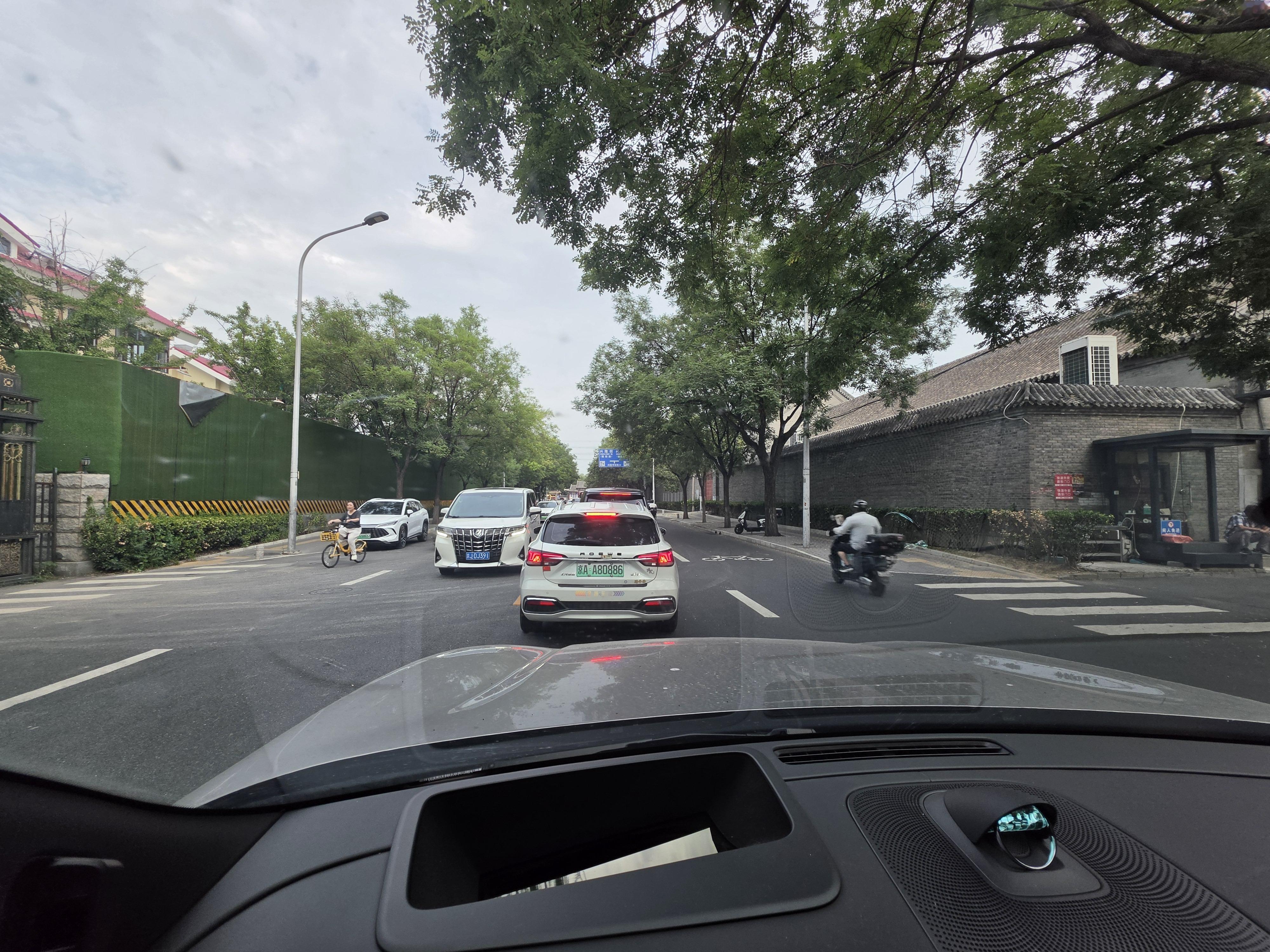 不知道是端还是后处理还是咋了ADS4会在侧面大门有出口这个位置跟前车留个距离，正