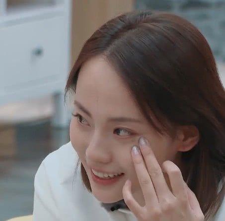 发现一种现象，
男人出轨败露后一般会娶小三，
还会说娶的是“真爱”，
其实，
大