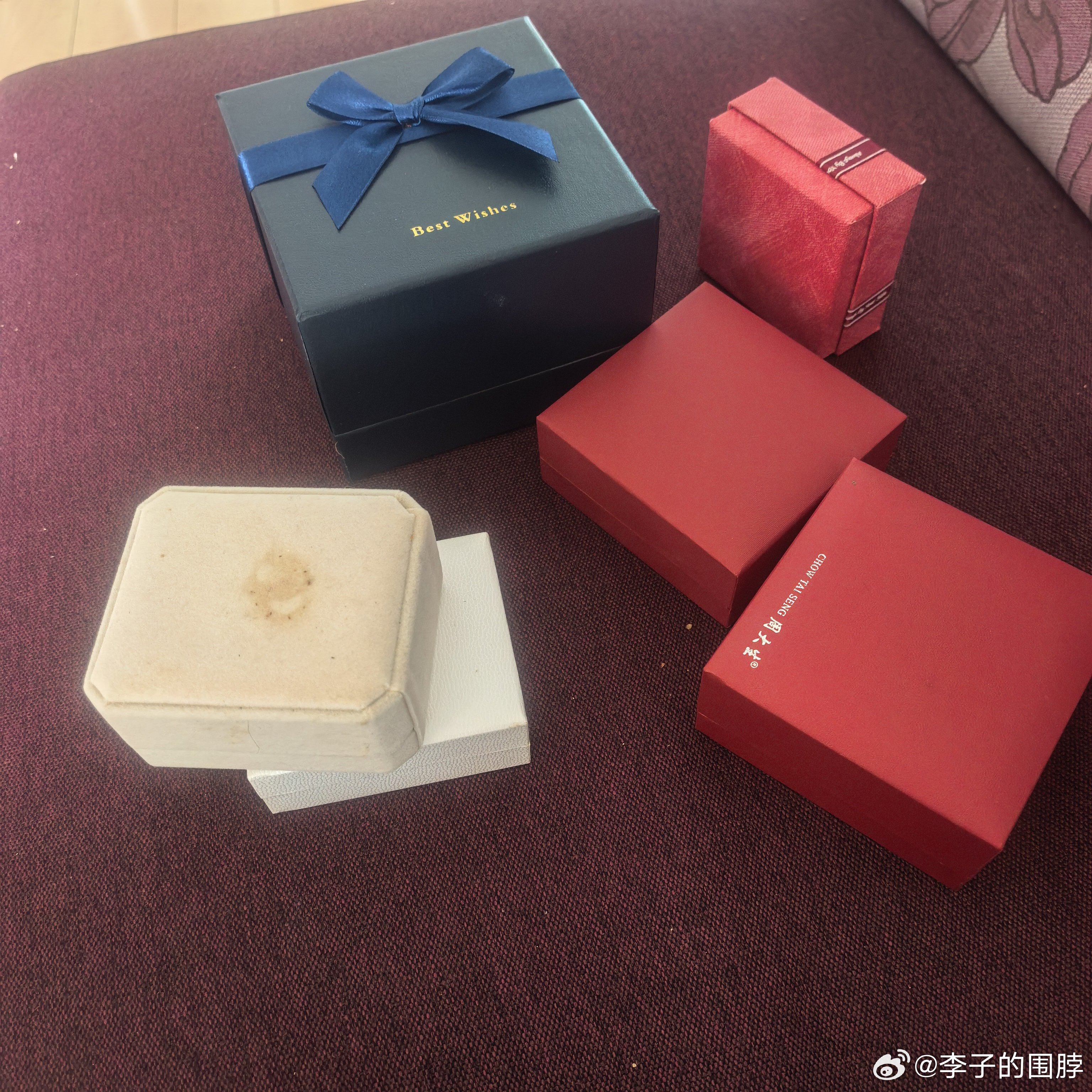 整理抽屉，翻出一堆没扔的空首饰盒，还有前年去斯里兰卡剩下的两百美元现金。要不把这
