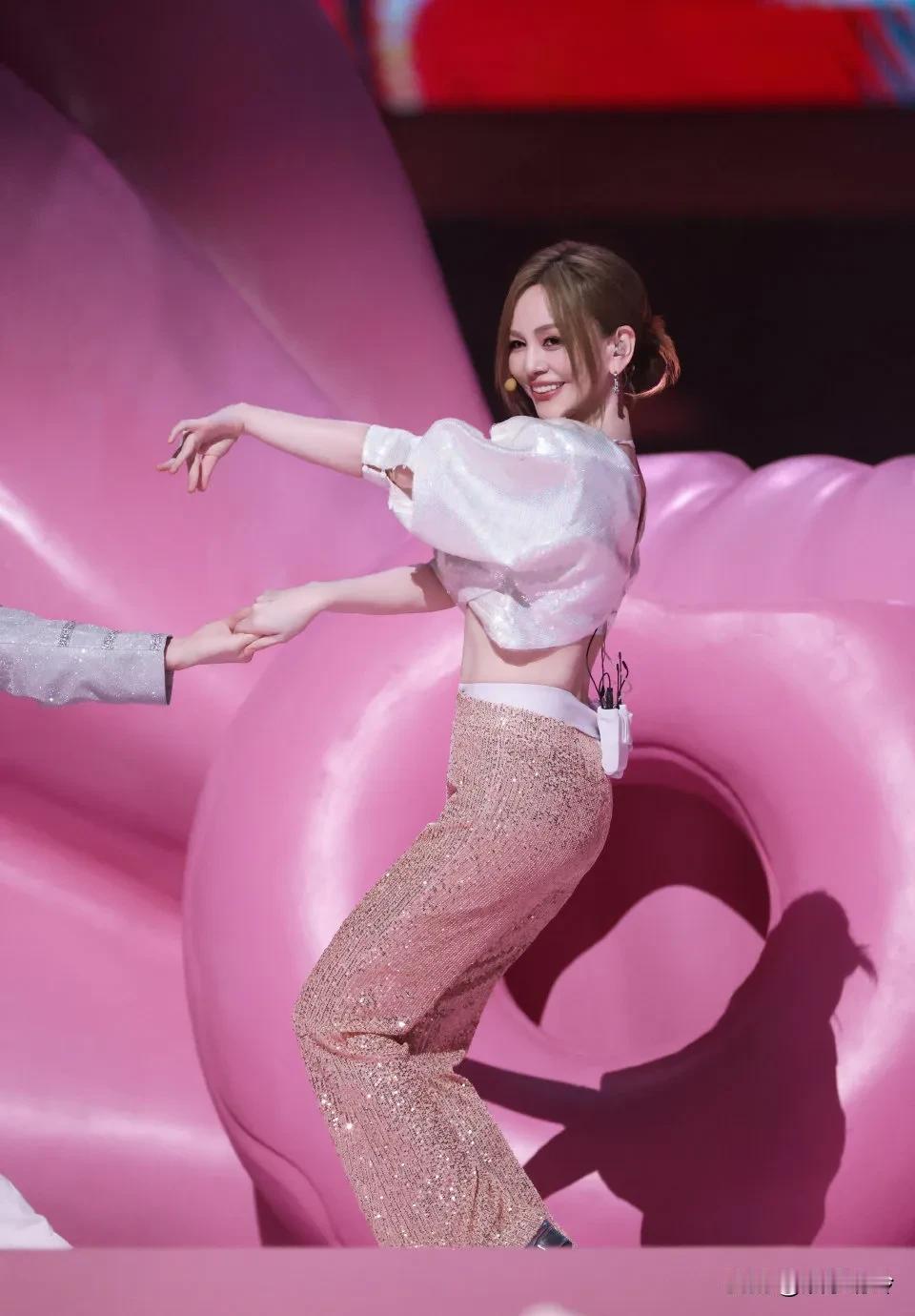 太厉害了，猛一看以为是少女时代，再一看原来是“雪姨”！

王琳1970年出生于上