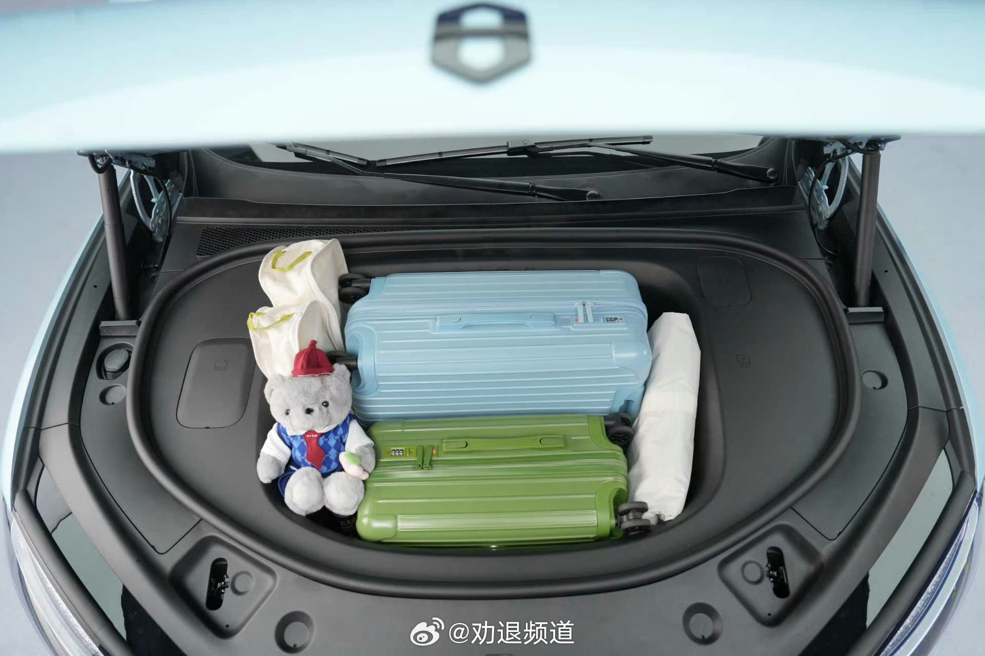实测问界M6前备箱三重防夹问界M6前备箱多能装总结很简单：空间让你愿意用，安全让
