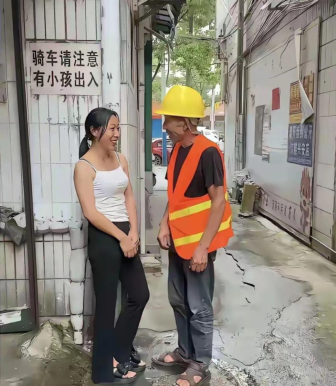 哇塞！大爷又给女朋友送钱去了。
尽管大爷平时视钱如命，可在对女人这方面的付出却大