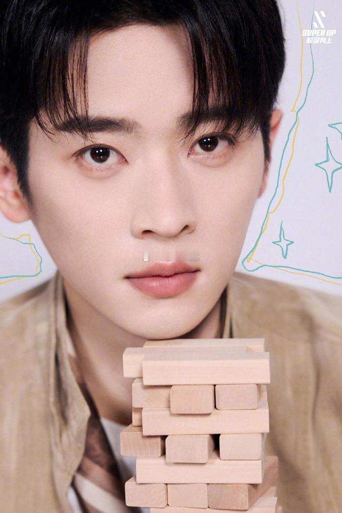 丞磊用50块积木拍了个12宫格 五十块积木，搭建出简约而不简单的背景舞台。丞磊以