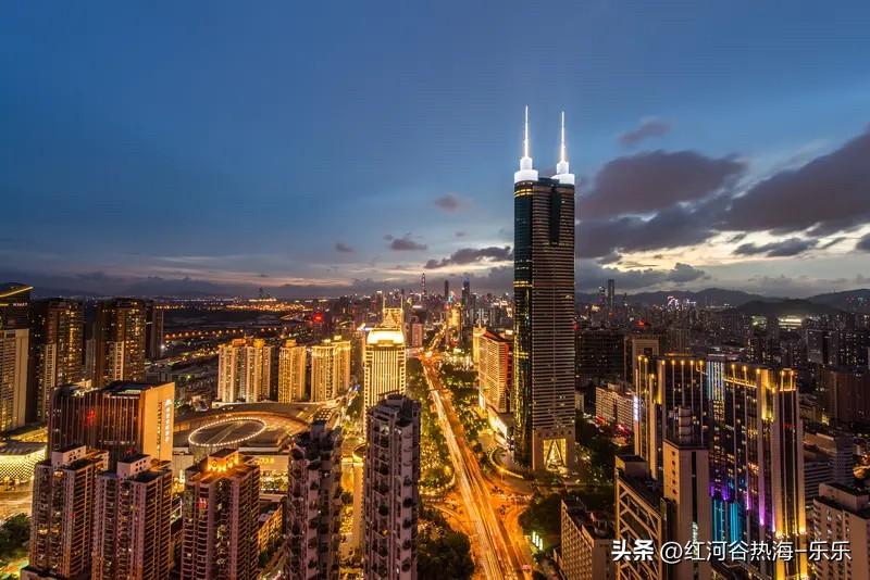 这几年深圳房价整体已经跌了约40%，随着今年核心区的租金上涨，叠加当前低利率环境