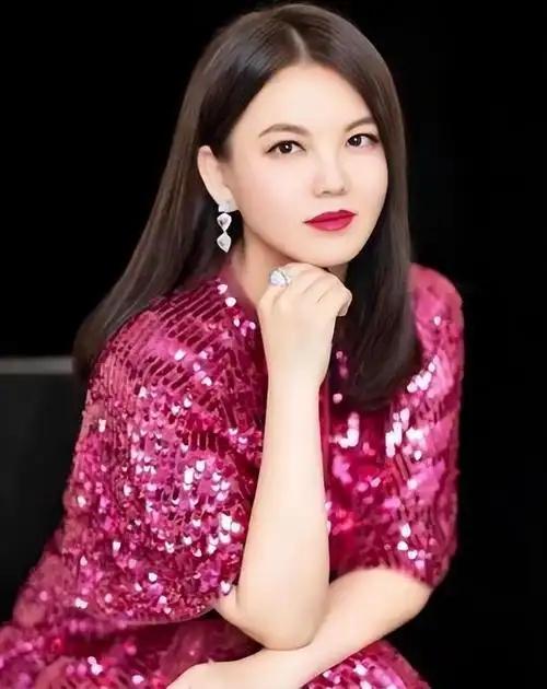 李湘说：“有一天我喝了一杯冰奶茶，然后第二天起来我的背就疼了，疼了三个月，看遍了