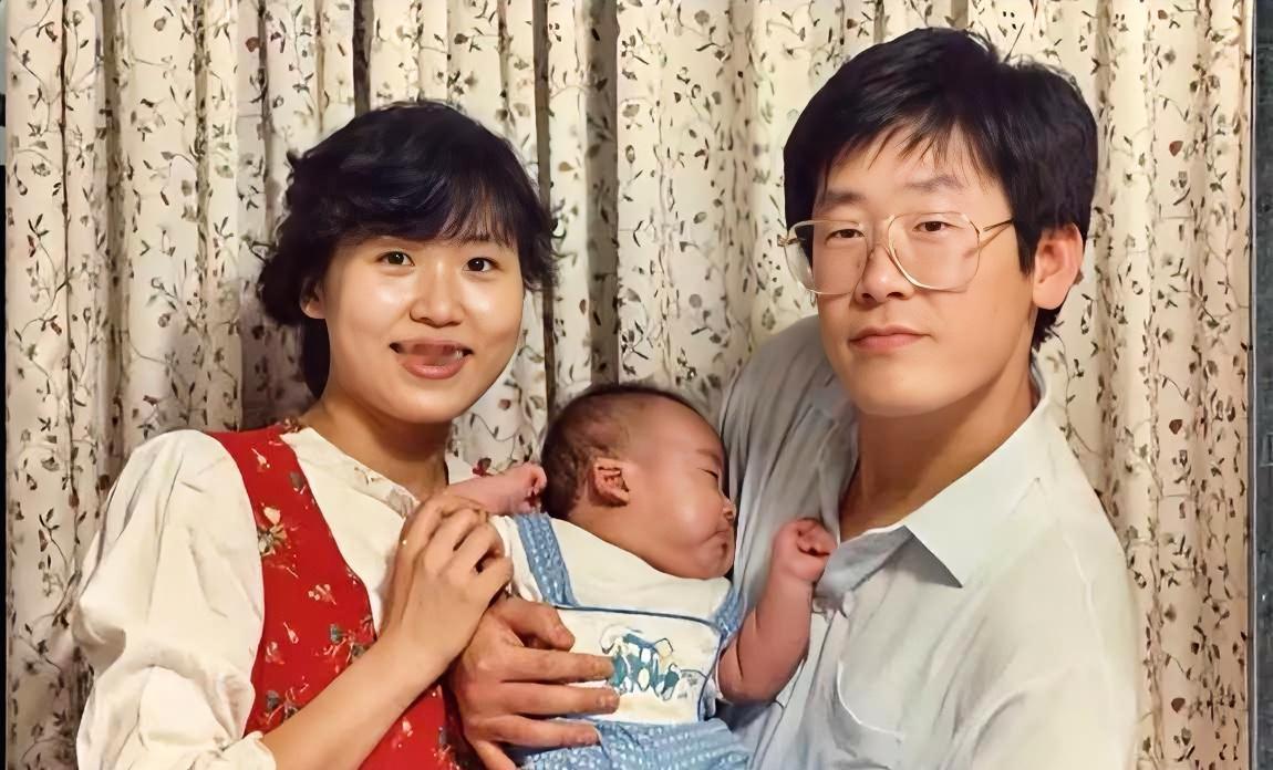 一张90年代的全家福，李在明笑得像个邻家大哥。
谁能想到，这位温情脉脉的律师，日