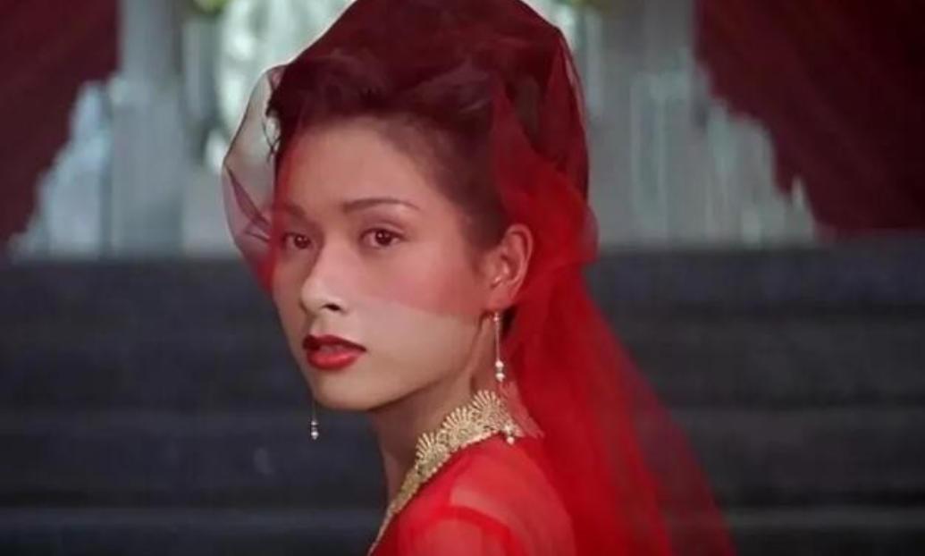 2001年，40岁上海富豪周正毅对27岁的杨恭如一见倾心，于是疯狂追求，豪掷30