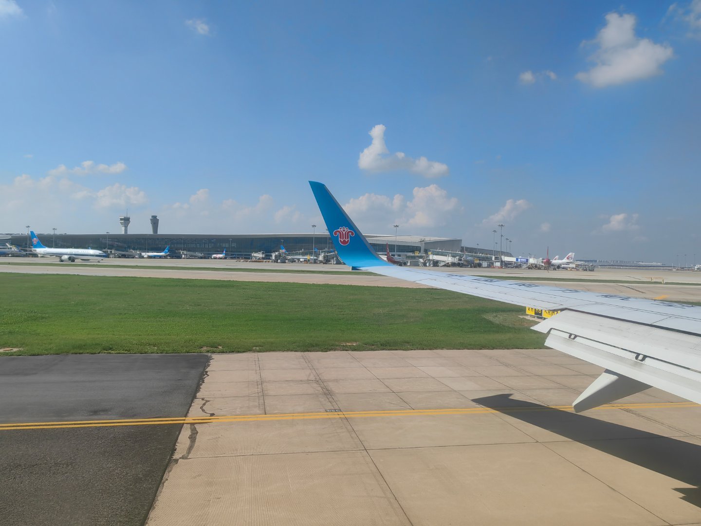 🛬上广播说，提前分钟到达，那是要在机场溜达完再下来吗？  ​​​