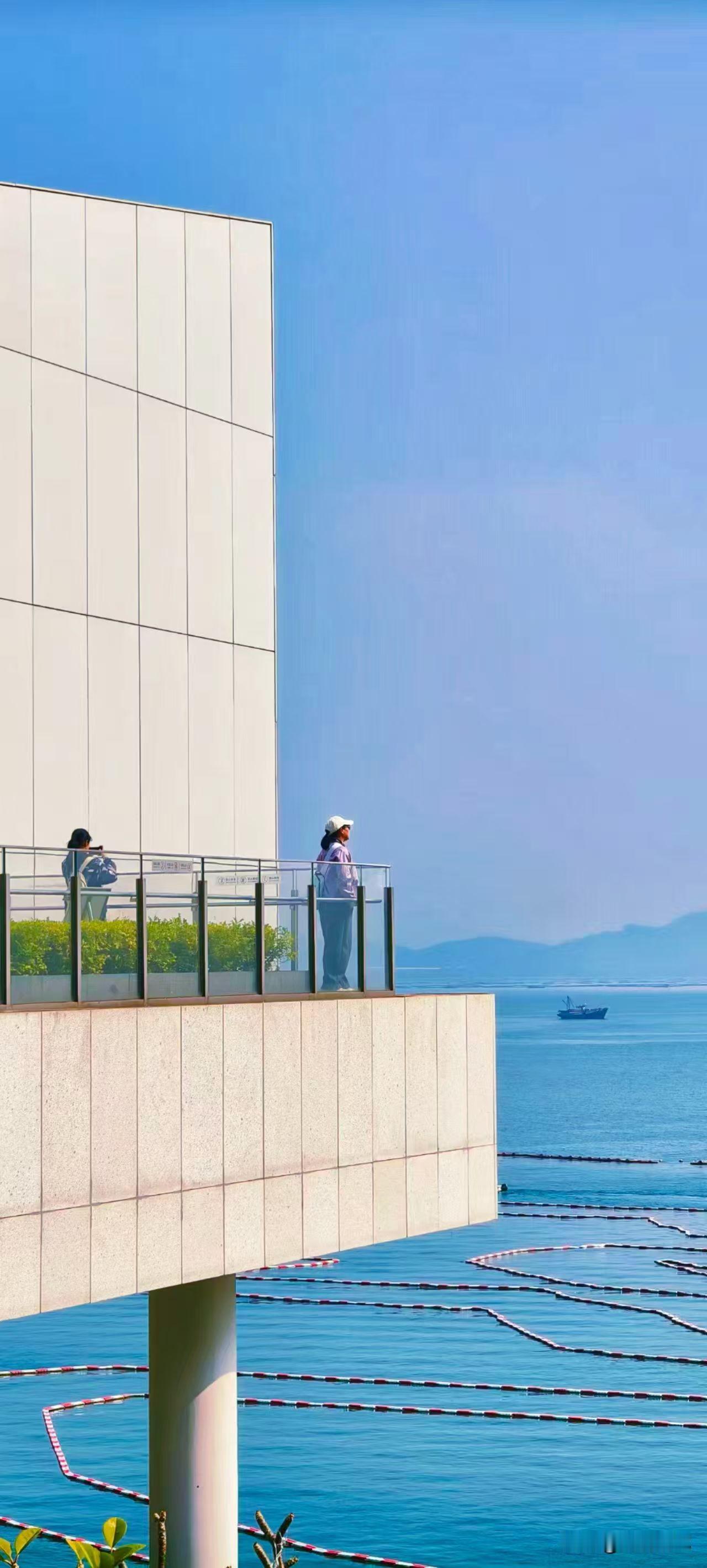 鲁迅说：“凡事都不要怕，当你不害怕任何人、任何事的时候，
谁也奈何不了你。”
