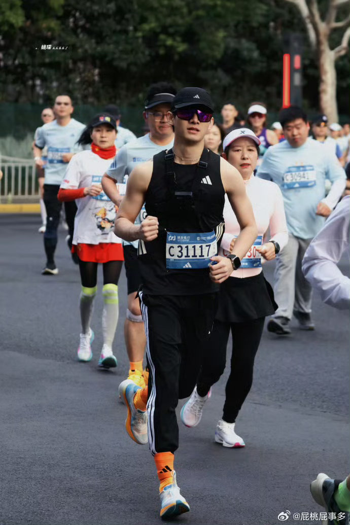 姚琛上海半马完赛 舞台上又唱又跳，赛道上也能扛能跑！姚琛人生第一个半马稳稳拿下，