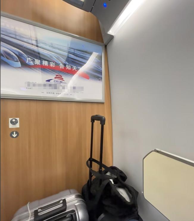 特意为这事给在高铁当乘务员的弟弟打电话，

他说车队最近忙得焦头烂额，

不是临