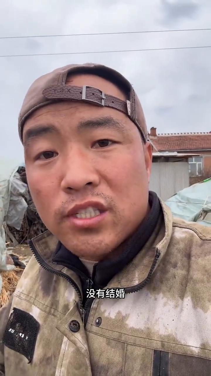 你谁都不用犟，不支持反驳。现在养儿子是真的防老。
·儿子大学没毕业不能老。
·儿