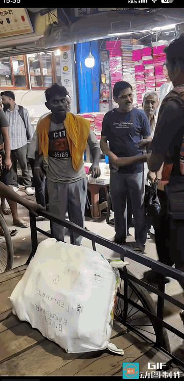 达利特为难达利特

印度街头，两个从事搬运工作的印度人因为一点货源问题发生矛盾，