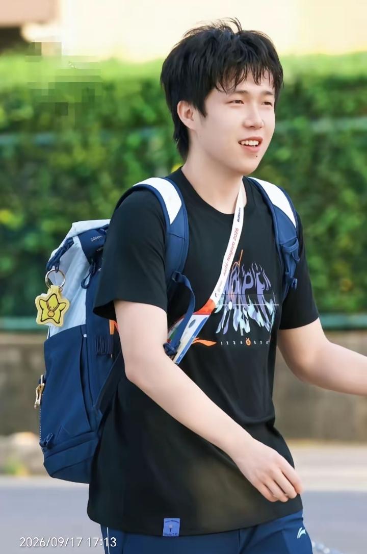 名古屋首日训练结束，大头走出场馆的路透瞬间，一身简单运动穿搭，双肩包背在身后，像