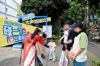 百店发支付宝助威袋为南京队加油熙南里变身球迷打卡地，参与足球互动小游戏，支付宝碰