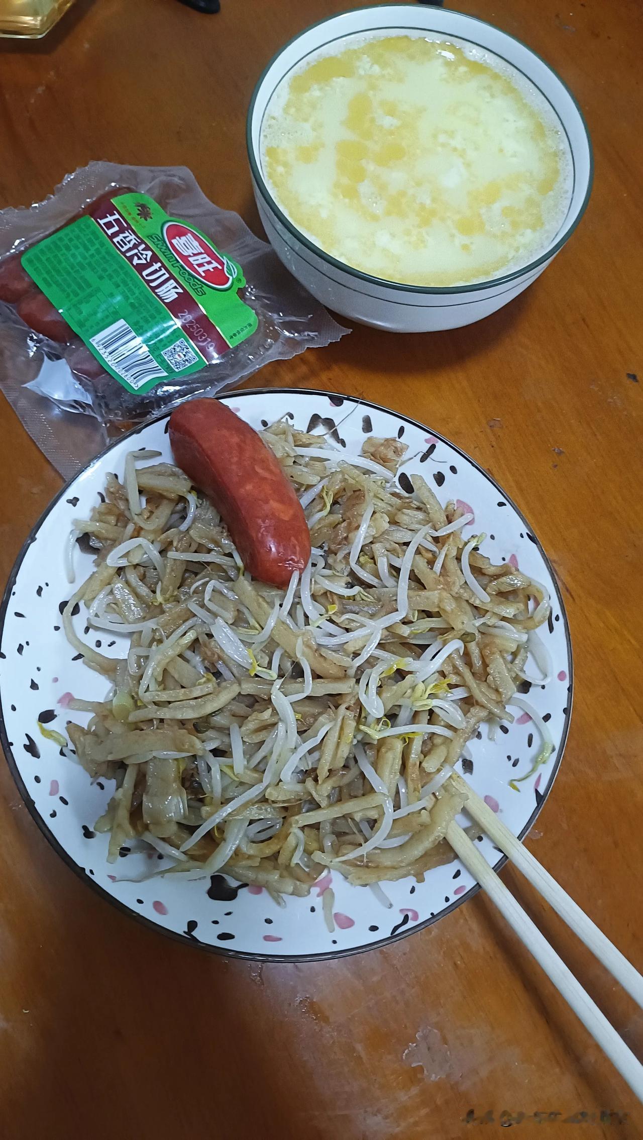 家常便当：香气扑鼻的炒豆芽配热狗，再配上一碗暖胃的蛋花汤，满足感爆棚！