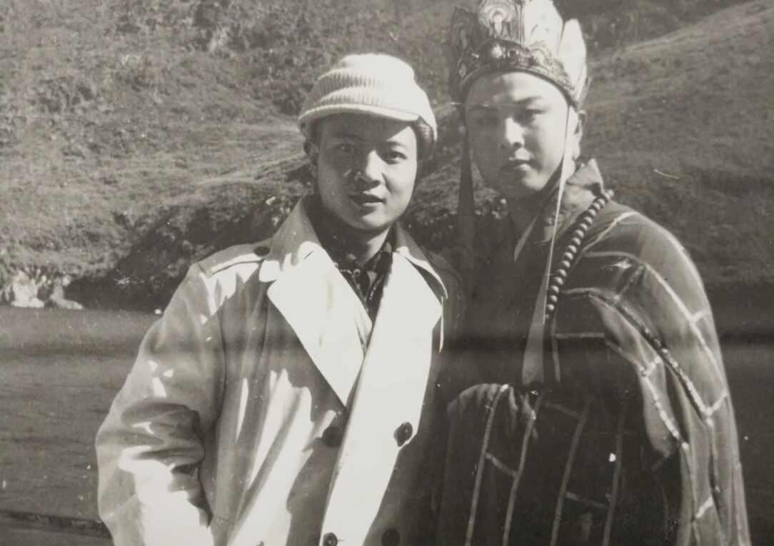 翻到一张86版《西游记》“唐僧”徐少华和“哪吒”杨斌老师的合影，这组合影在戏里可