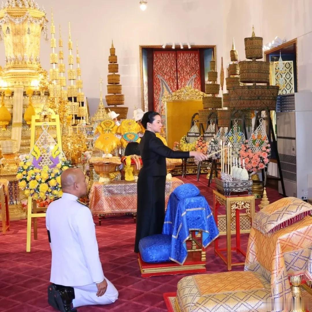 泰国王室 🇹🇭7月5日，诗丽帕公主和普罗百灵全家为帕查拉公主守灵。世界各国王
