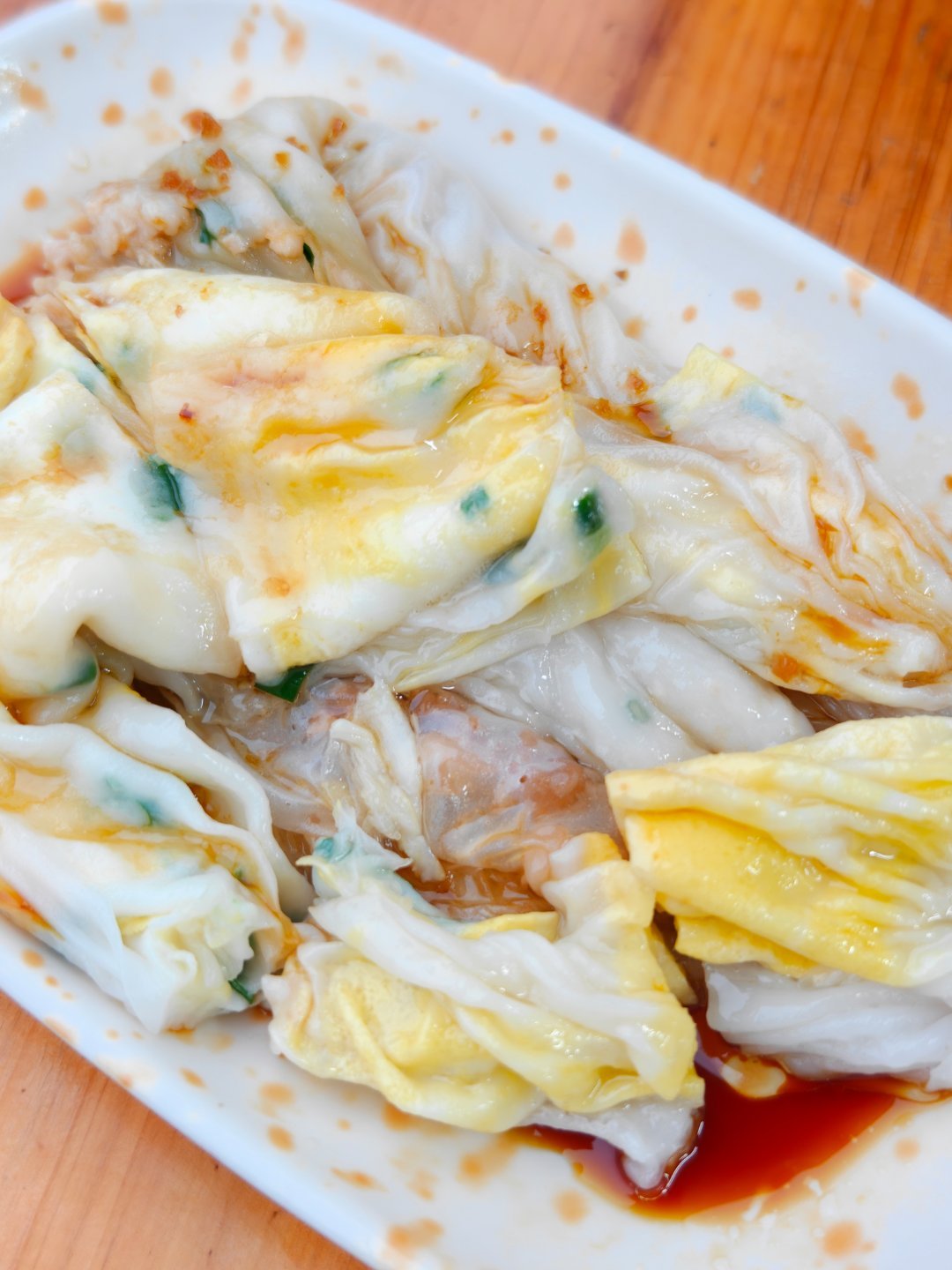 早上一口入魂的肠粉老板娘每天早上5点多就开铺客家的肠粉就很多料头，也可以搭肉糜和