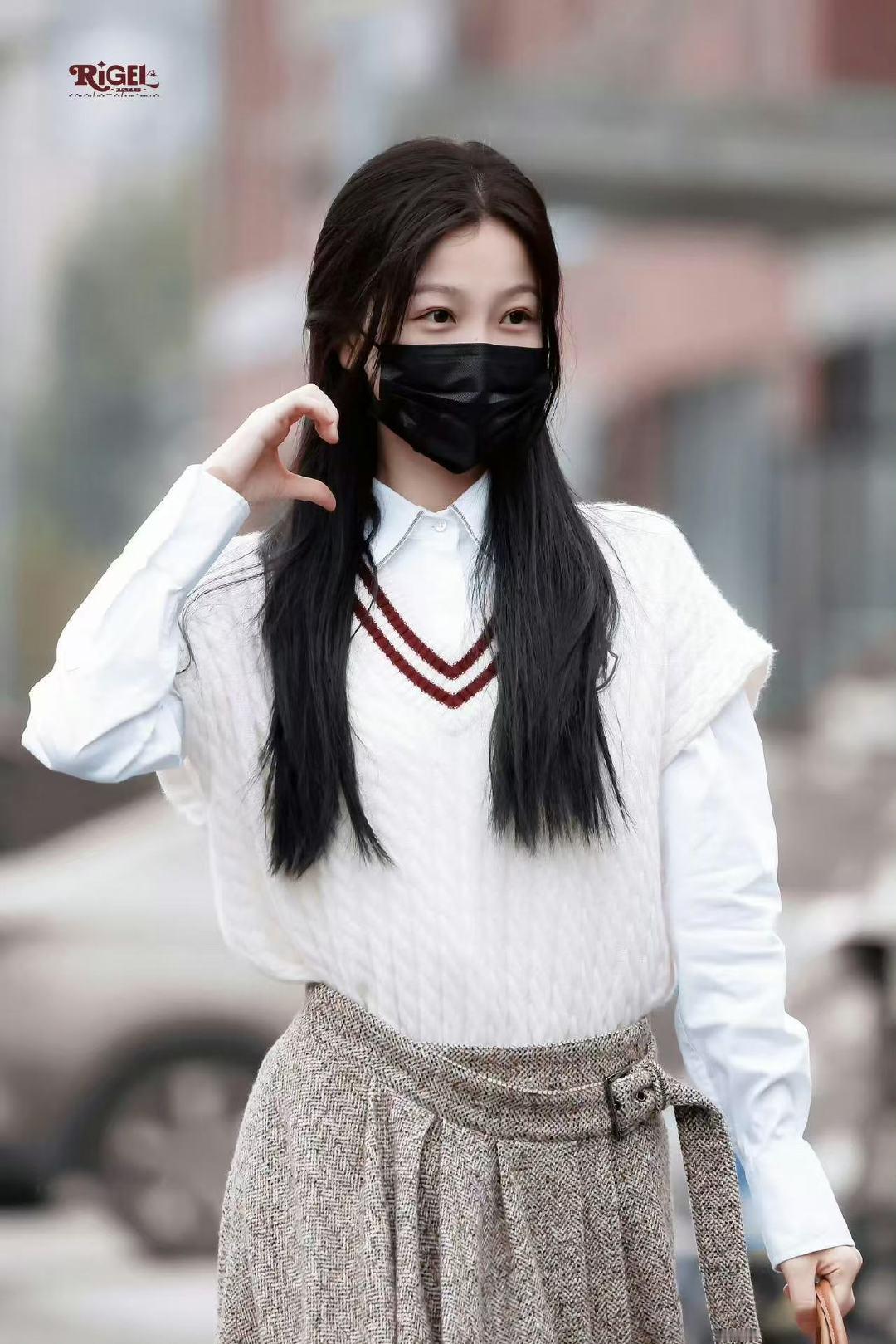 虞书欣韩系学院风上班路透 虞书欣今日上班路透来啦～韩系氛围感拉满！ 
