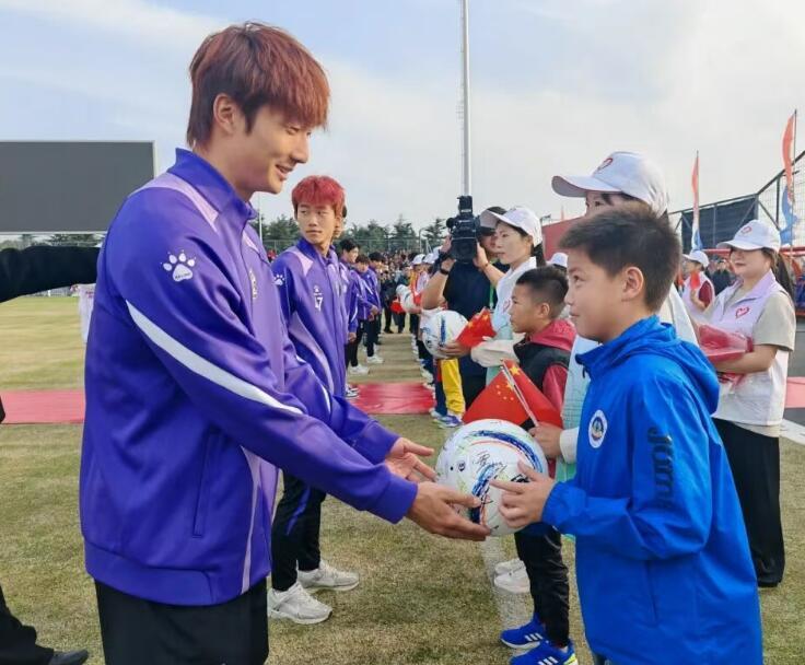 今天苏超南通队集体回通，南通的孩子回到南通，终于笑了。今年苏超南通队创造了多项第