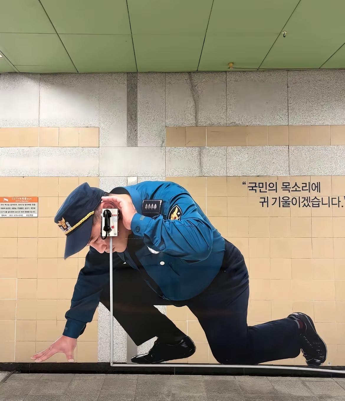 这两位网友夸韩国有创意，夸韩国给人满满安全感！
夸韩国的原因是韩国在地铁站的墙壁