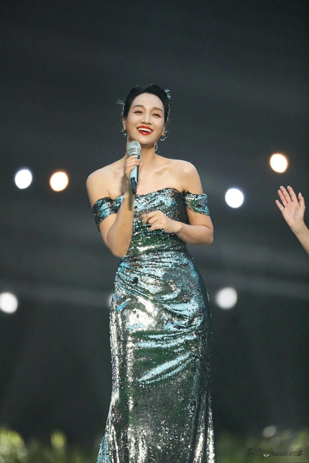 实际上，朱丹作为主持人非常亮眼，不需要在丈夫面前显现她的贤妻价值；桃花坞根本不是