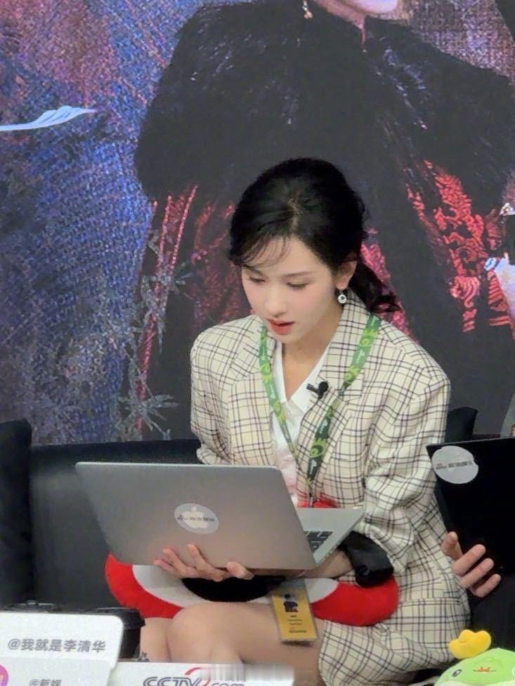 陈都灵扫楼高智感 嘟嘟在《雁回时》里的表现，真的是让人眼前一亮！她不仅美貌出众，