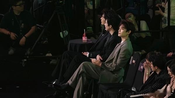 丁禹兮粉丝来了多少人啊！不少灯牌吧！脸上绿绿的 