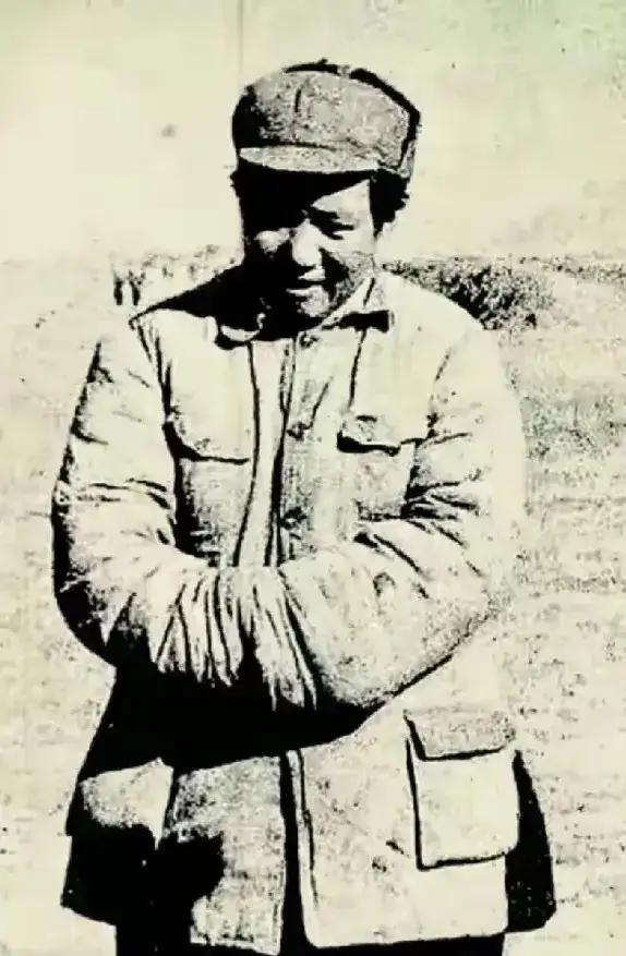 陕北的黄沙天天刮的天都是黄色的！
双手挤进袖筒里一边晒太阳一边思考战局！