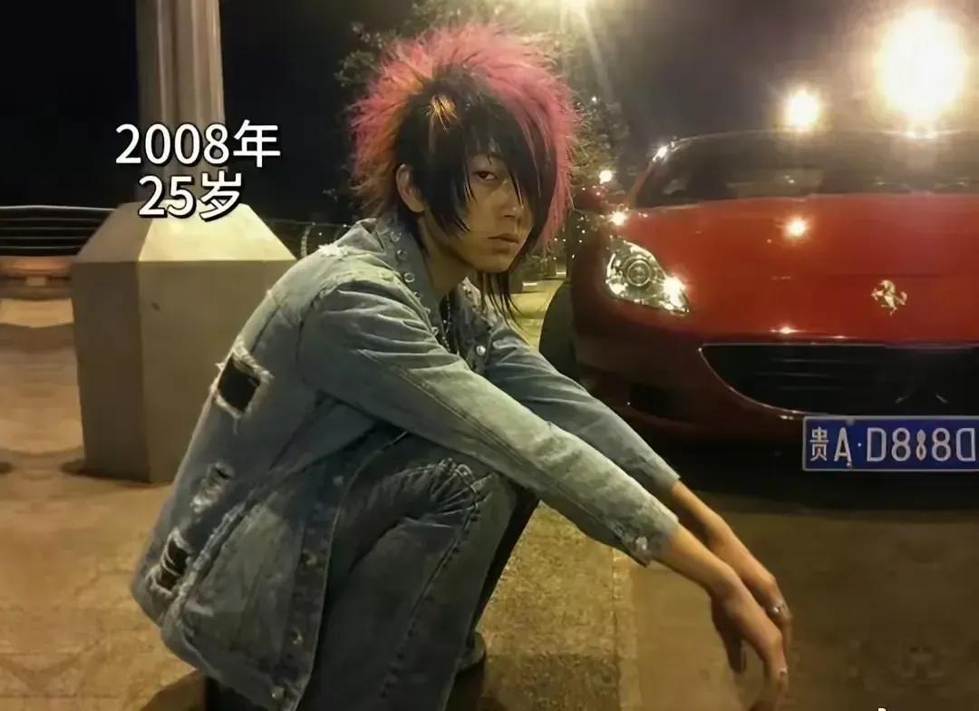 相隔18年，发型变了，桀骜不驯的眼神没变！