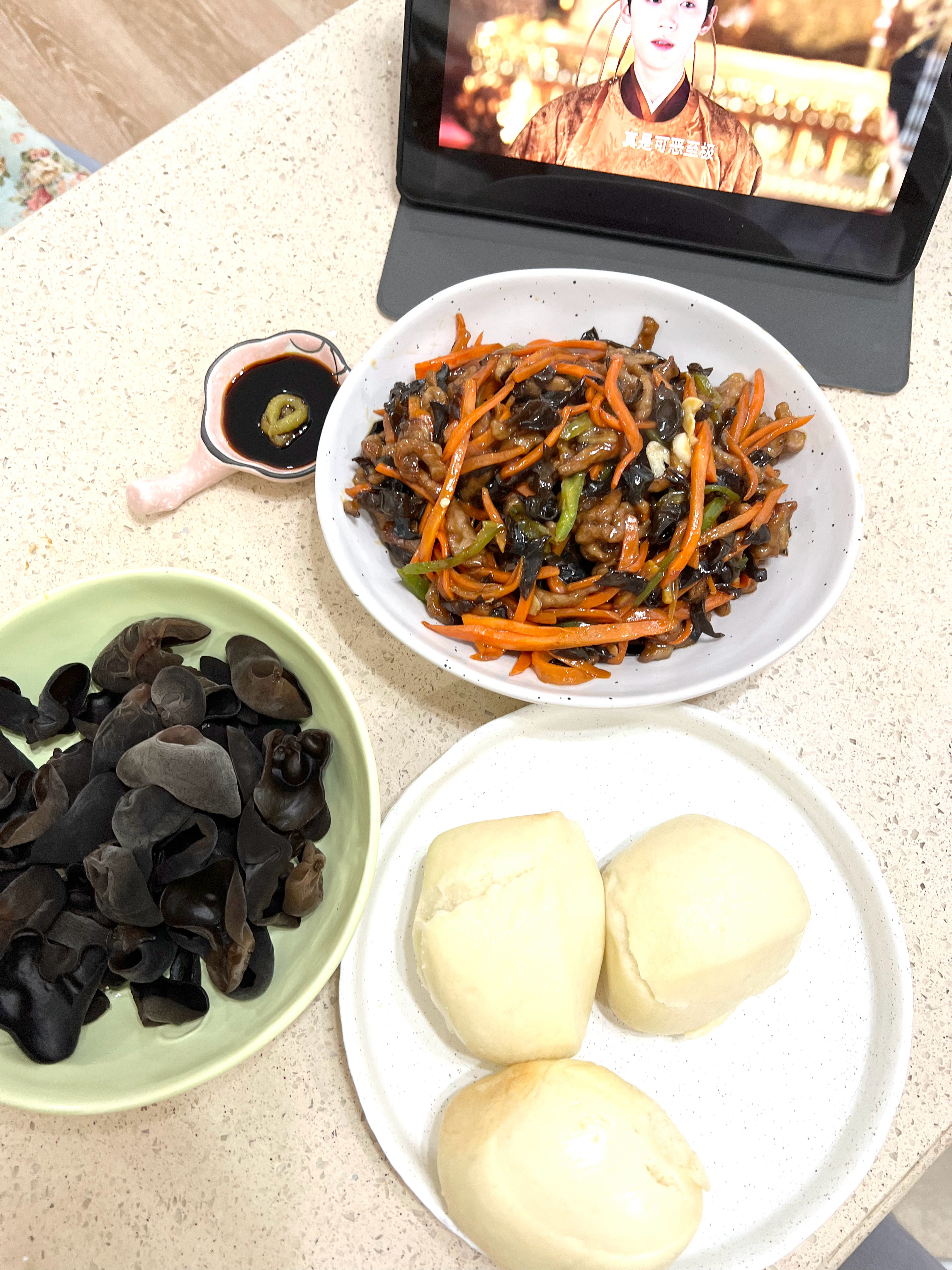 一餐一饭普通且有意义妈妈给蒸的发酵小馒头吃起来都是爱的味道今天是个显摆母爱的显眼