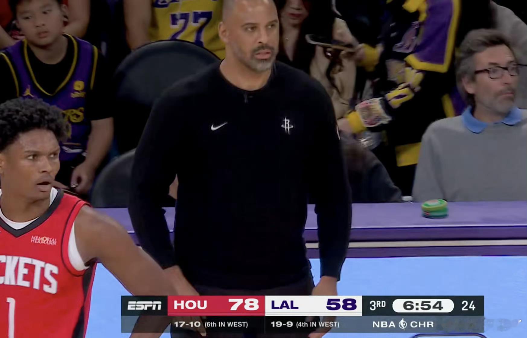 里夫斯小腿酸痛，将不会回归  如果是同一个位置，可能得再歇一段时间了 湖人三巨头