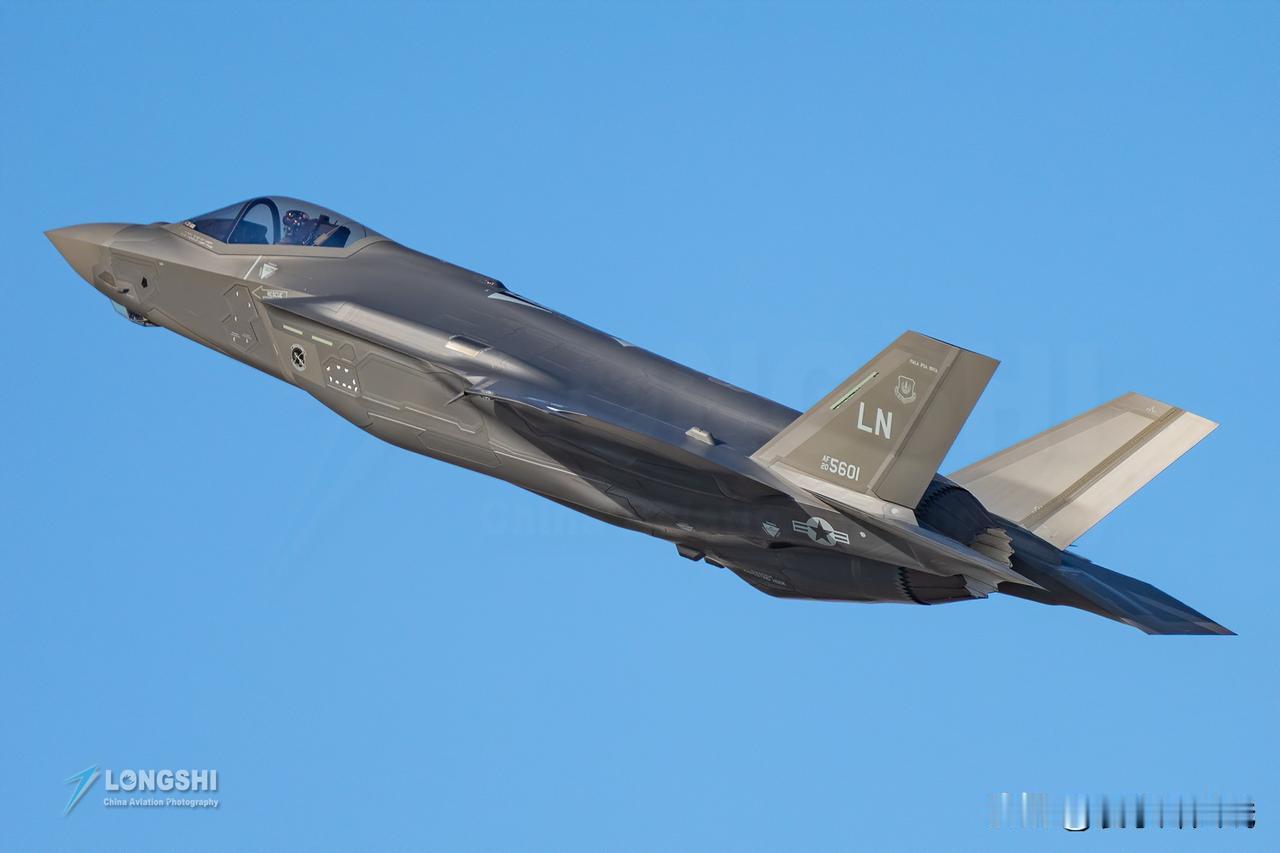 美国五角大楼终于否认F-35A闪电II战斗机参与乌克兰危机的传闻，之前新加坡国防